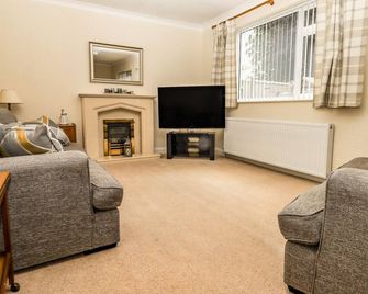 Spring Close, Pet Friendly, With A Garden In Southport - Southport - Living room