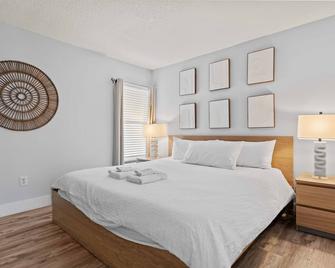 Beachfront resort Heated Pool 3King beds 85in TV BBQ - Saint Augustine Beach - Bedroom