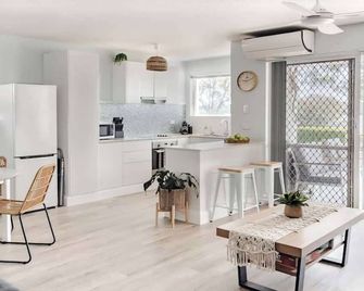 River Lodge on Bradman - Maroochydore - Kitchen