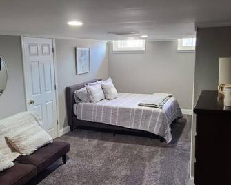 Amazing 3 bedroom home, perfect for families! - Glendale - Bedroom