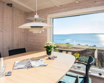 4 Star Holiday Home in Juelsminde - Horsens - Dining room