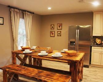 Katy Freeway Entire Big House Bidet Wifi Self - Houston - Dining room