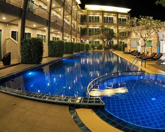 The Malika Hotel (SHA Plus+) - Phuket - Svømmebasseng