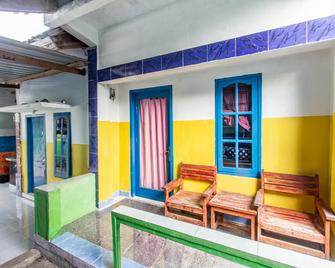 Hotel O Kawi Homestay - Praya - Building