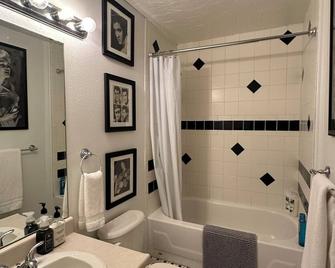 Charming 4-bedroom house with AC, WiFi in enchanting Castroville - Castroville