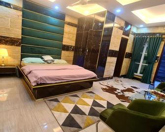 Smart Apartments - Get Your Moneys Worth - Lahore - Schlafzimmer