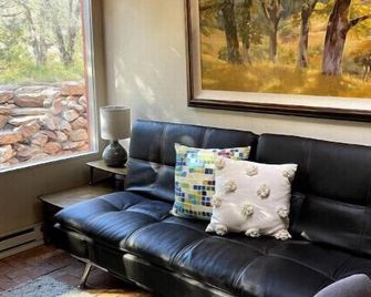 Santa Fe National Forest Retreat - Glorieta, Nm - Glorieta - Living room