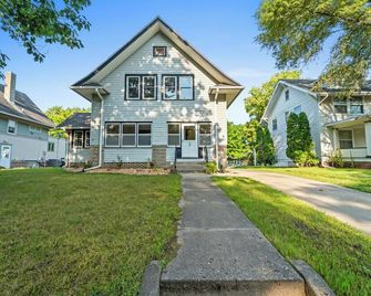 Craftsmen Style Home near campus and downtown - Ames - Building