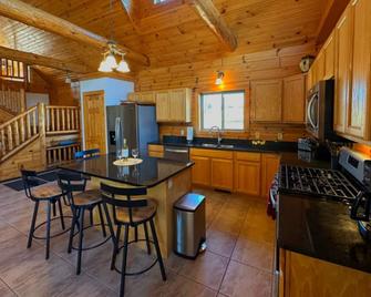 Luxury 4 br Galena Territory rental home with hot tub and game room. - Galena - Cocina