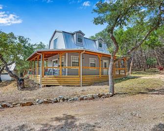 Rustic Star Farmhouse at Moonlight Getaway - Bulverde - Edificio