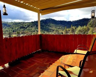 The Cottage on Campbell- In town studio with a view! - Mariposa - Balcón