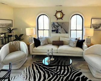 Updated in downtown Cape May Court House! - Cape May Court House - Living room