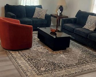 Cozy 2-bedroom house in charming Lake Placid with WiFi, AC - Lake Placid - Soggiorno