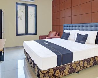 Collection O 91666 Meyli Guesthouse - Cilacap - Bedroom