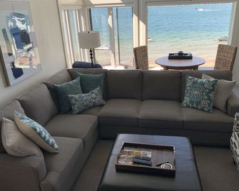 Beautiful 4 bedroom Harborage Condo on Lake Charlevoix in Boyne City - Boyne City - Living room