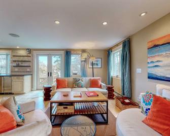 Classic coastal home near the beach w/ lush garden, game room & deck - dogs OK - Biddeford - Living room