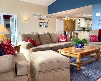 Lake House | Shallow Sandy | Kayaks | Family Fun - Middlebury - Living room