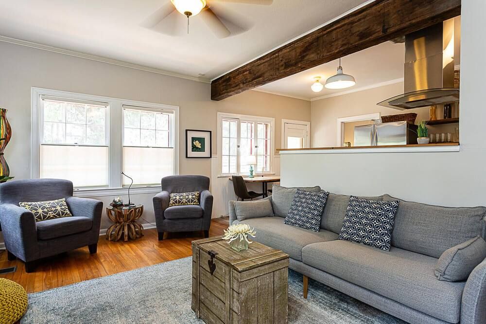 Tudor Home + Studio - Modern Bell Bottom! - Austin - Living room
