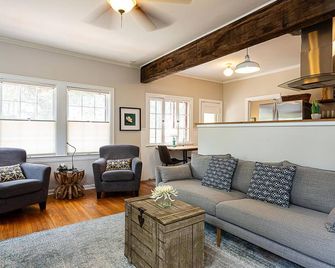 Tudor Home + Studio - Modern Bell Bottom! - Austin - Living room