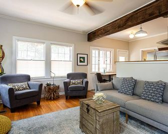 Tudor Home + Studio - Modern Bell Bottom! - Austin - Living room