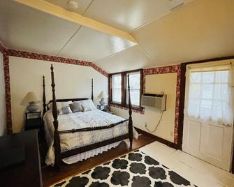 Studio Cottage #1- Walk To Keyes Memorial Beach Barnstable- Hyannis - Hyannis - Bedroom