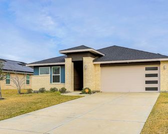 Resort Perks & Private Yard: Brookshire Retreat - Brookshire - Budova