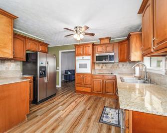 Peaceful almost 4 acres pond,sunroom, close to shopping restaurant's Douglas,GA - Douglas - Kitchen