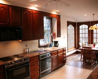 Idyllic Cottage Getaway on a Country Estate in Chester Springs, Pennsylvania - Chester Springs - Kitchen