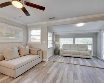 Apopka Home w/ Yard & Grill Near Wekiwa Springs! - Apopka - Living room