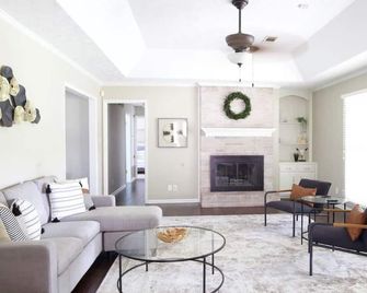 Spacious 3br Getaway | Large Yard Near Capitol - Montgomery - Living room