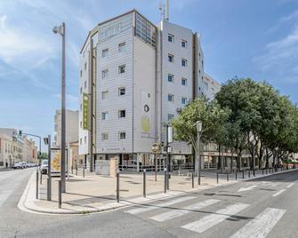 B&B HOTEL Nîmes Centre Arènes - נים - בניין