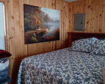 Waterfront cabin only 10ft from the waters edge. - Rhinelander - Bedroom