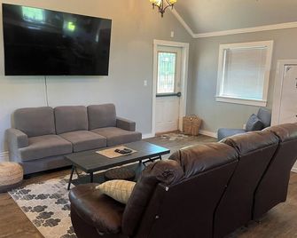 Charming 1-bedroom cottage with WiFi, AC in enchanting Kenoza Lake area. - Kenoza Lake - Sala de estar