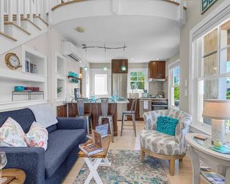 Plovers Nest: Stay in the Heart of Newburyport During Yankee Homecoming Festivities! - Newburyport - Living room