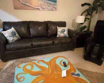 Cozy 2-bedroom townhome in amazing Lecanto with WiFi, AC - Lecanto - Sala de estar