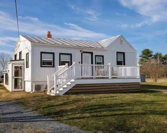Riverside cottage in charming Elkton - Elkton - Building