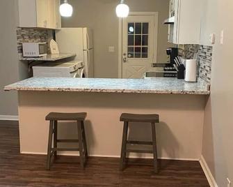 Charming Blue Haven 2Bed,1 Bath Home Sleeps 8 - Hamilton - Kitchen