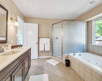 East Sac Super Charmer! 3+3 Cozy & Comfortable in safe neighborhood! - Sacramento