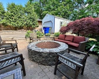 The Blue Back Bungalow - West Hartford - Patio