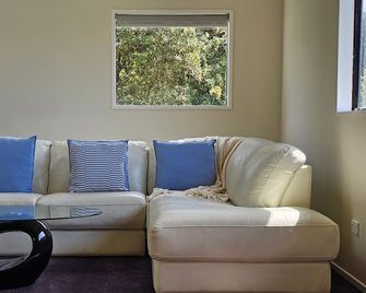 Charming Beach House - Ruby Bay - Wohnzimmer