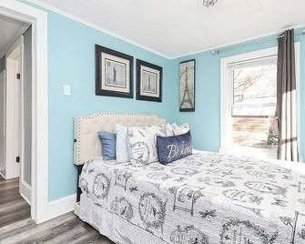 Lake Norman Shabby Chic bungalow in Cornelius close to Davidson - Cornelius - Schlafzimmer