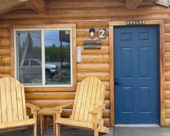 Angler Cabin-Modern Comfort in the Last Frontier (For families or casual travelers) - Tok - Patio