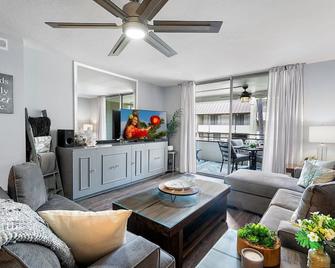 Complete Remodel - Ocean & Mountain Views - Concierge - Walk to Magic Sands - Vrkcv - Kailua-Kona - Living room