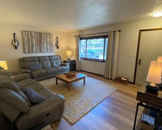 Lazy Acorn \'The Yellow Perch\' on Lake Mitchell - Cadillac - Wohnzimmer