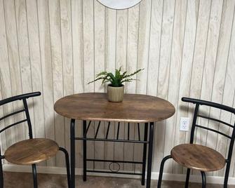 Simple & spacious 1-bedroom basement living in Lexington. Close to W&L and VMI - Lexington - Dining room