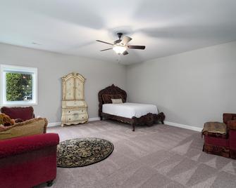 Cozy Home by the Lake: A Spacious 3-bedroom Apartment in charming Cornelius, NC - Cornelius - Bedroom