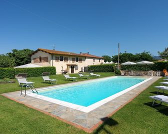 Country House / Farm House in Borgo San Lorenzo with 5 bedrooms sleeps 11 - Borgo San Lorenzo - Piscina