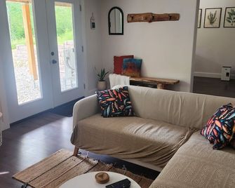 Cozy Studio with hot tub - Amherst - Вітальня