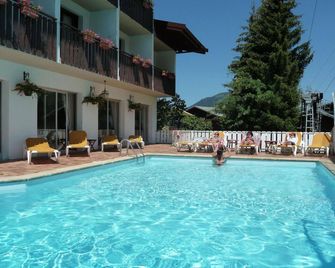 Hôtel Le Christania - Bellevaux - Piscine
