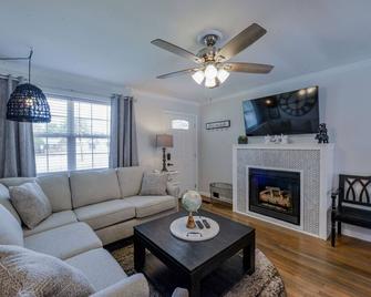 Bama Cottage - Tuscaloosa - Living room